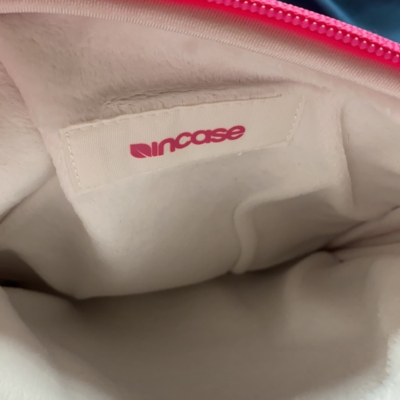 Incase iPad case - Picture 4 of 8